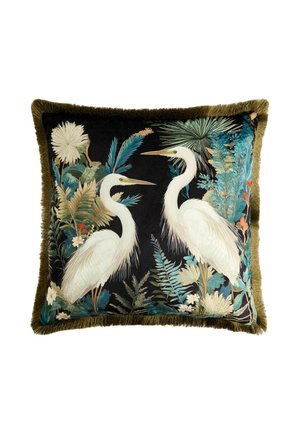 Dekoratives Kissen mit Fransendetail, das zwei weiße Reiher zwischen grünen und blauen tropischen Blättern und Blumen auf dunklem Hintergrund zeigt.