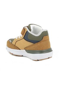 Sneaker marrone e verde caratterizzato da una combinazione di materiali lisci e testurizzati, con suola in gomma bianca e chiusura con cinturino in Velcro.