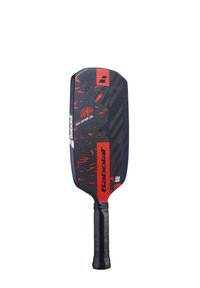 Sort og rød pickleball ketsjer med en struktureret overflade, rektangulær form og et gummibelagt greb på et kontureret håndtag.