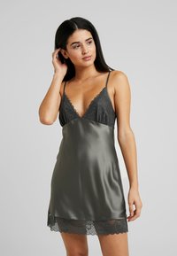Vestito da notte in satin grigio scuro con corpetto e orlo rifiniti in pizzo, dotato di spalline sottili regolabili e scollatura a V profonda.