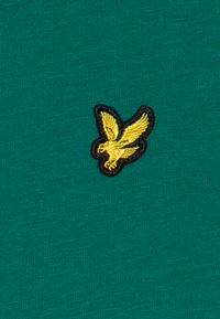 Lyle & Scott PLAIN - Basic T-shirt - court green