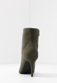 Anna Field Kotníková obuv na vysokém podpatku - dark green