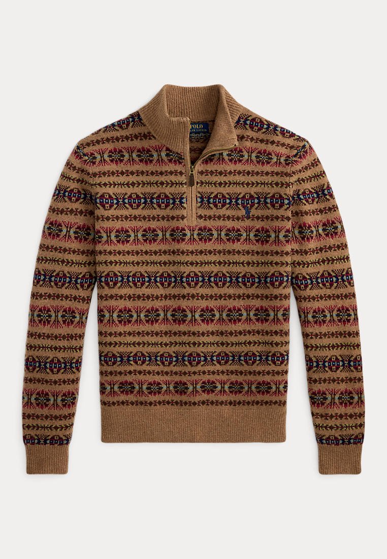 Pull en maille marron avec des motifs géométriques bleu, rouge et crème, un col à demi-fermeture éclair, et des poignets et un ourlet côtelés.
