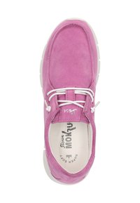 Chaussure en velours rose avec un bout arrondi, des lacets blancs et une semelle rembourrée. L'intérieur présente un imprimé de logo. Design épuré et minimaliste sans accents supplémentaires.