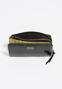 Portafoglio nero con stampa a coccodrillo e dettagli in oro, dotato di chiusura con zip e interno verde oliva. Contiene slot per carte e una tasca con zip.