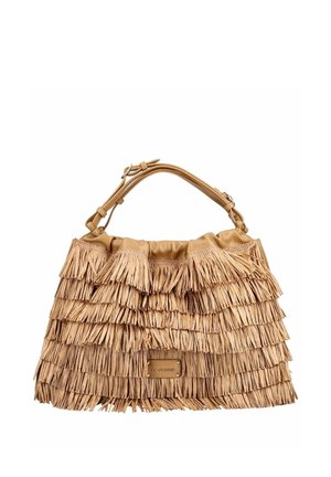 Bolso de cuero color cuero con detalle de flecos en capas y una correa ajustable única, con una pequeña placa de logo metálica rectangular.