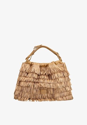 Kožená taška v barvě tan se stohovanými třásněmi a jedním nastavitelným popruhem, označená malou obdélníkovou kovovou značkovou destičkou.