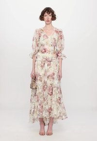 Bloemige maxi-jurk van doorschijnende, lichte stof met gepofte mouwen, versierd met roze en witte bloemen, met een gelaagde zoom en een strakke taille.