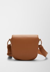 Brun lädercrossbody-väska med rund-lucka stängning, strukturerad yta, justerbar rem och minimalistisk design.
