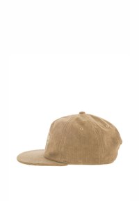 Casquette en velours côtelé beige avec une visière plate et un logo brodé vert. Présente un tissu texturé et un design à six panneaux avec des œillets de ventilation.