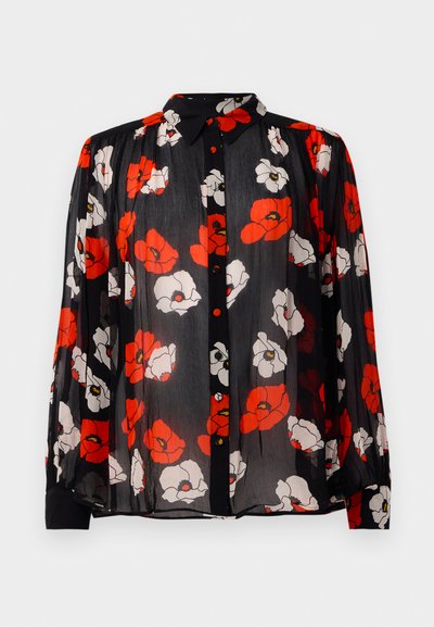 Läpinäkyvä musta blusa punaisella ja valkoisella kukkakuviolla, jossa on napitettu etuosa ja pitkät hihat, joissa on hihansuut.