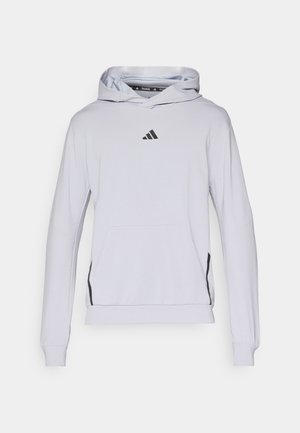 Hellegrauer Hoodie aus weichem Stoff, mit Kängurutasche, gerippten Bündchen und einem schwarzen Logo auf der Brust. Schwarze Akzente an den Seiten.