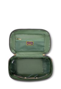 Groen etui met rits, voorzien van een gaaspocket en een gladde textuur. Gevoerd interieur met een merklabel en elastische banden voor organisatie.