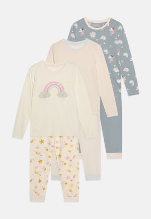 Tres conjuntos de pijamas para niños: prendas de manga larga en crema y gris azulado con estampados de arcoíris y hadas; pantalones con un patrón de criaturas marinas y estrellas.