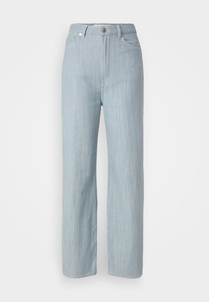 Lichtblauwe recht gesneden jeans van denim. Heeft vijf zakken, een metalen knoopsluiting en subtiele whisks voor textuur.