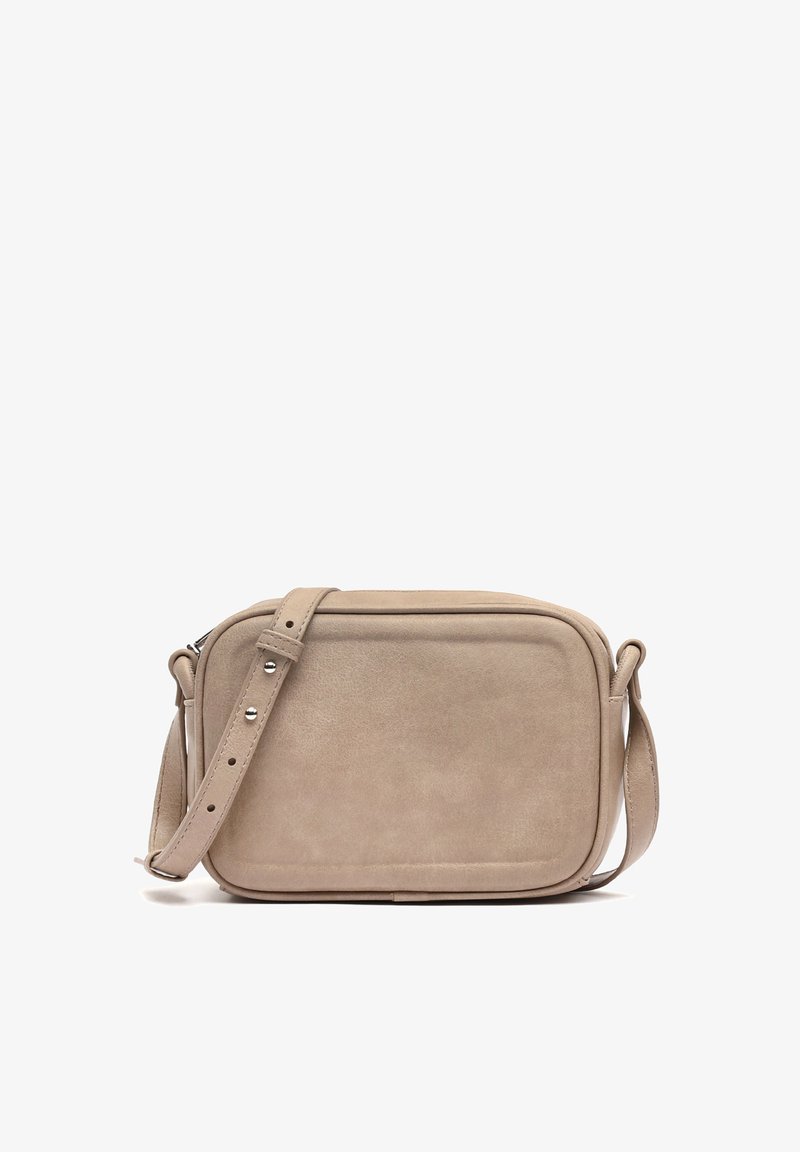 Borsa a tracolla in pelle beige con forma rettangolare, texture liscia, tracolla regolabile e dettagli di cucitura discreti.