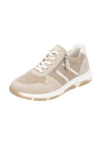 Sneakers en suède beige clair avec des accents blancs, fermeture à lacets, zip sur le côté et semelle en caoutchouc texturé. Présente des rayures latérales audacieuses.