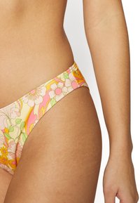 Parte inferior de bikini floral em amarelo pastel com padrões em rosa e verde. O material é leve, com um corte baixo e bordas elásticas.