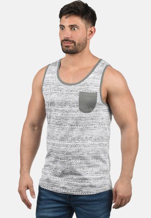 Graues und weißes gemustertes Tanktop mit einer kontrastierenden grauen Brusttasche, ärmellosem Design, Rundhalsausschnitt und weicher Textur.