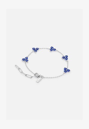 Srebrna zapestnica s petimi grozdi, ki vsebujejo po tri ovalne modre dragulje, enakomerno razporejene na finem verižnem traku in z zaponko za rakovico ter podaljški.