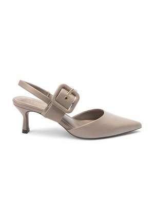 Beige spidsesteg slingback sko lavet af glat materiale, med et bredt spænde accent og en kort, robust hæl.
