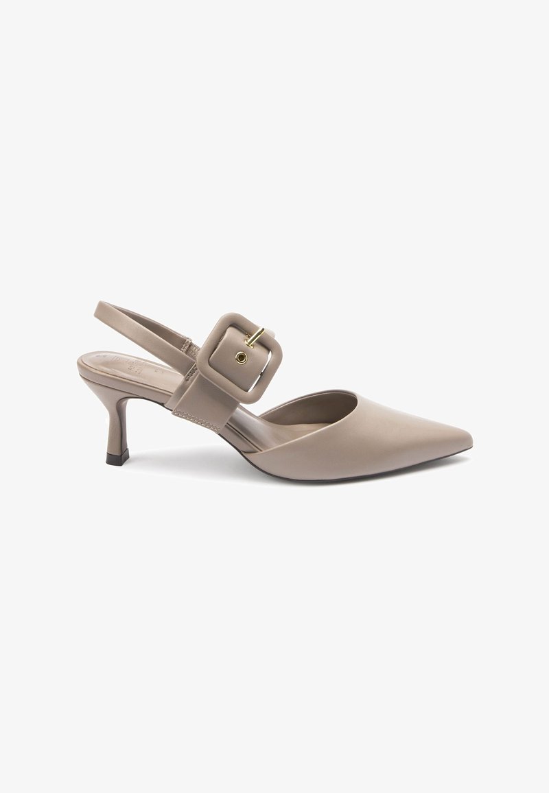 Chaussure slingback beige à bout pointu en matériau lisse, dotée d'un large accent de boucle et d'un petit talon robuste.