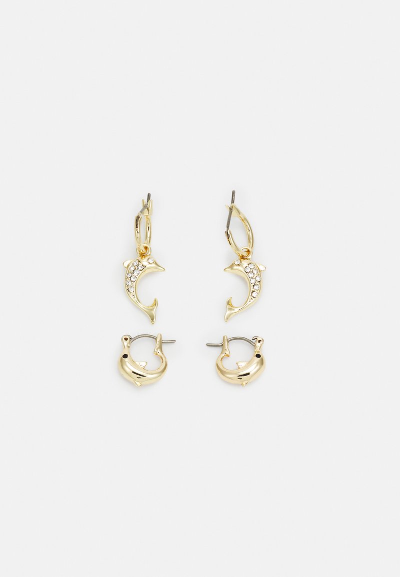 Brincos em forma de golfinho em tom dourado com um acabamento brilhante, um par com strass e o outro com um design liso, sem adornos.