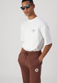 Converse PANTS UNISEX - Tepláky - bear nap