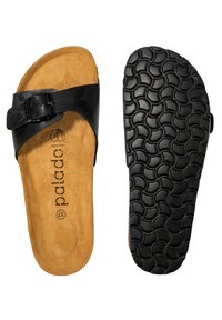 Svart sandle med halkskydd som har ett strukturerat band med spänne, korkfotbädd och en svart gummiyttersula med ett vågigt mönster.