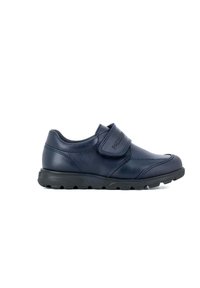 Chaussures en cuir navy avec une sangle Velcro, bout arrondi, et semelle en caoutchouc noir avec un motif de grip texturé. Conçues pour le confort et la durabilité.