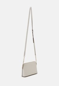 Světlé šedé umělé kožené crossbody taška s obdélníkovým tvarem, strapcem s řetízkem a hladkým povrchem. Kompaktní a minimalistický design.