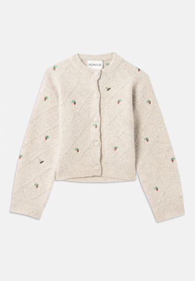 Cárdigan de punto gris claro con patrones de diamantes y fresas y abejas bordadas. Cuello redondo y cierre con botones en la parte delantera.