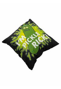 Cuscino quadrato in tessuto nero, con un personaggio a forma di cetriolo verde in stile cartone animato e il testo "SONO UN CETRIOLO RICK!" con accenti gialli e design a spruzzo.