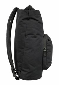 Mochila negra con un diseño elegante, fabricada en tejido duradero. Cuenta con un bolsillo lateral con cremallera y una correa de hombro ajustable y acolchada.