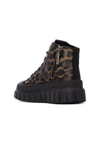 Sneakers alte in stampa leopardo realizzate in pelle strutturata, con una spessa suola nera, chiusura con lacci frontale e zip laterale per una facile calzata.