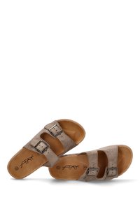 Sandalias de ante marrón con dos correas ajustables con hebillas plateadas, una plantilla texturizada y suelas planas. Diseño minimalista, forma que ofrece soporte.