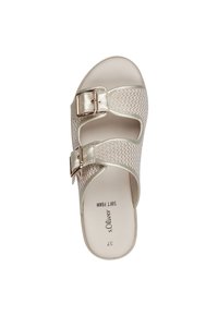 Sandale à glissière beige avec une texture tissée, deux accents de boucles métalliques, semelle en mousse douce et design à bout ouvert.