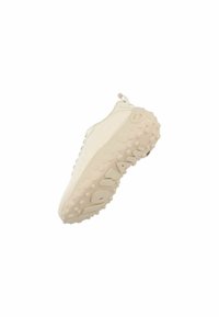 Scarpa sportiva beige chiaro con suola in gomma testurizzata dotata di stud sporgenti, materiale superiore liscio e una linguetta sul tallone per una facile calzata.