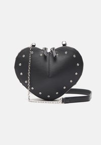 Sort hjerteformet håndtaske lavet af glat kunstlæder. Har sølvnitter og en aftagelig kæderem. To lynlåslukninger øverst.