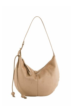 Bolso de hombro de cuero beige suave con forma curva, cierre de cremallera, correa ajustable y borlas decorativas de cuero con cuentas.