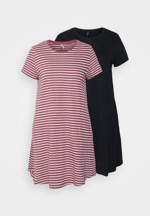 Dois vestidos de manga curta: um em preto, o outro listrado em vermelho e branco. Ambos têm decotes redondos e um corte solto.