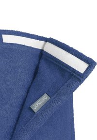 Dunkelblaues Handtuch aus strukturiertem Material, mit einem weißen Klettverschlussstreifen und einem kleinen grauen Etikett mit dem Markennamen.