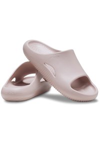 Lichtroze instapsloffen van zacht plastic materiaal. Beschikt over een open teen, geventileerde zijkanten en een getextureerde zool voor grip. Logo zichtbaar op de zijkant.
