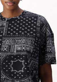 Karl Lagerfeld Jeans OVERSIZE CROP TEE - Print T-shirt - bandana black