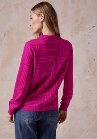 Maglione fucsia con motivo geometrico, maniche lunghe e vestibilità comoda. Realizzato in un materiale morbido con scollatura rotonda e dettagli testurizzati.