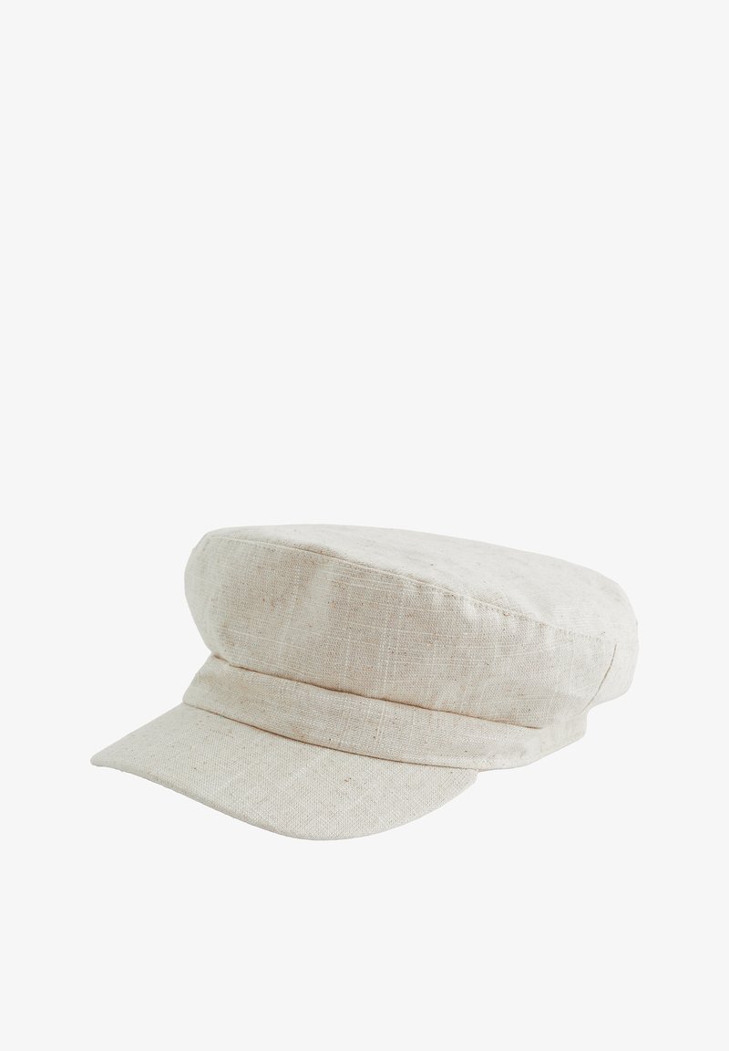 Casquette en lin blanc présentant un dessus arrondi, un large bord plat et des accents à double bande autour de la base. Tissu texturé avec des motifs subtils.