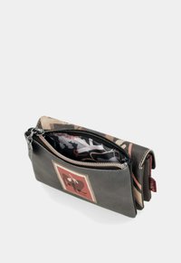 Portafoglio in pelle con esterno grigio scuro, patch decorativo cucito, chiusura a zip e fodera in tessuto decorato.