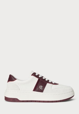 Sneaker in pelle bianca con accenti color burgundy, colletto imbottito e suola bianca spessa. Finitura testurizzata sulla tomaia e dettaglio striscia laterale.