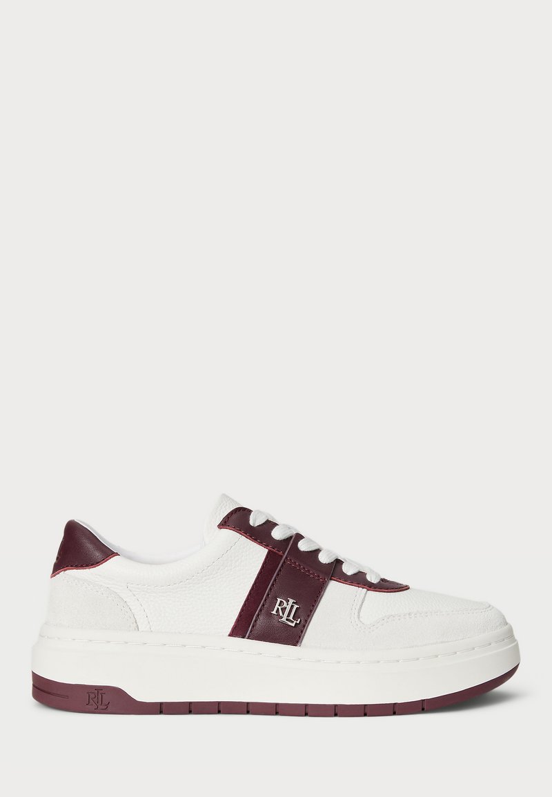 Baskets en cuir blanc avec des accents bordeaux, un col rembourré et une épaisse semelle blanche. Fini texturé sur le dessus et détail de bande latérale.