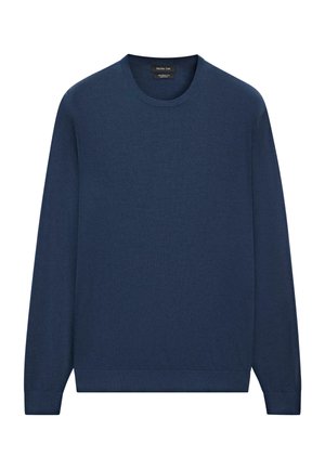 Pull tricoté bleu marine avec un col rond et des manches longues. Texture lisse avec des poignets et un ourlet côtelés, présentant un design épuré et minimaliste.